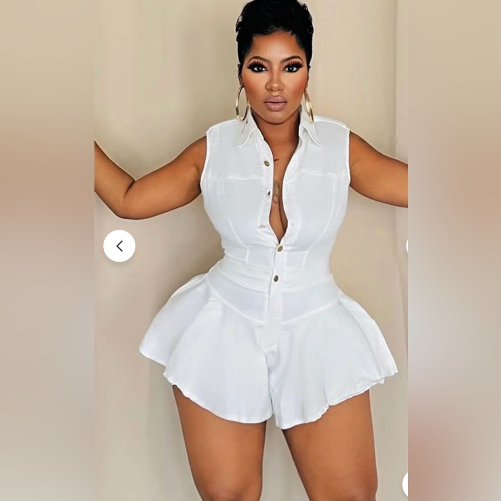 NWT LORAGAL Button Up Cinch Waist
Sleeveless Daily Romper Playsuit-White